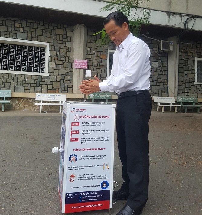 Giảng viên chế tạo máy rửa tay diệt khuẩn thông minh phòng Covid-19